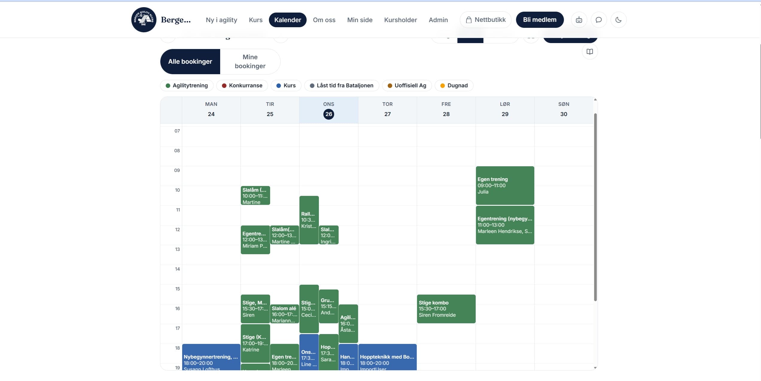 The court calendar shows the club's whole week. Own training, courses, competitions and volunteer shifts each have their own colour, and members book the free slots themselves.